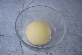 取出面团揉圆盖上保鲜膜放在温暖处发酵至两倍大左右