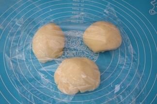 取出面团揉均匀分成3份相同大小的面团，盖上保鲜膜醒发15分钟