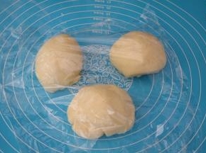 取出面团揉均匀分成3份相同大小的面团，盖上保鲜膜醒发15分钟