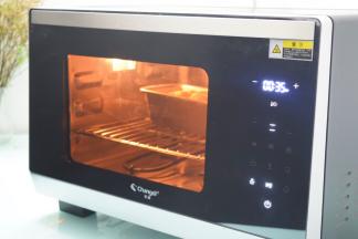 放入预热好的长帝蒸汽烤箱，上下火160度，下层烤35分钟
