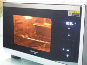 放入预热好的长帝蒸汽烤箱，上下火160度，下层烤35分钟
