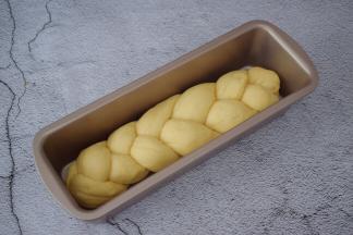 放入模具中，盖上保鲜膜