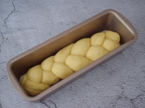 放入模具中，盖上保鲜膜