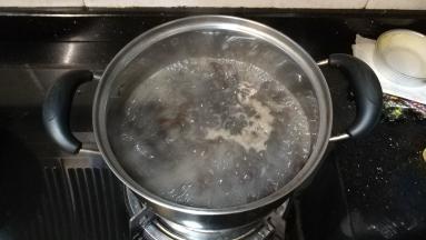 黑珍珠两百克，加入两千克滚水在锅里烹煮，中火保持水滚，用汤勺搅动，时间15-20分钟。时间到后盖上锅盖熄火再焖15-20分钟。煮好后捞出珍珠用凉水冲，取一个大碗放入珍珠及加入白砂糖或红糖浸泡，搅拌均匀后静止30分钟即可。（焖的时间越长弹性就越好，煮得时间越长就越软）