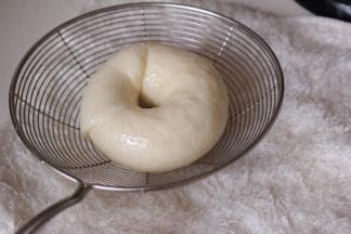 用漏勺取出，吸干水分