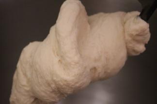 把除黄油和酵母以外的其他材料放入厨师机揉成面团