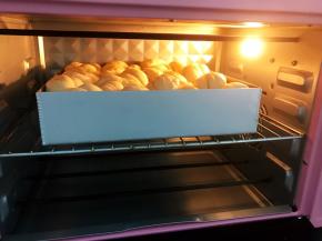 放入预热好的烤箱中层上下火170度烤35分钟左右，烤制10分钟左右要加盖锡纸