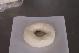 捏紧收边，翻面放入烘焙油纸上。依次做好剩余的。烤箱210度预热