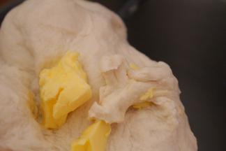 揉匀后加入黄油继续揉光滑