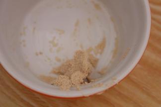 酵母中滴入几滴水，放入厨师机中揉匀