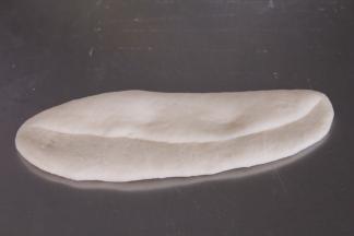 然后翻面，反转180度，将上边向中间折三分之一按压