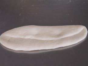 然后翻面，反转180度，将上边向中间折三分之一按压