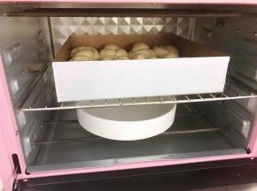 放入烤箱里进行二发，底部放一碗热水保持湿度和温度