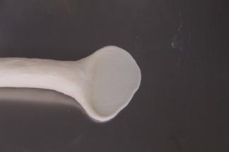 然后取一个，在右边头部用擀面杖压薄