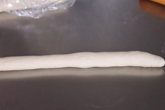 稍微擀长，依次做好剩余的四个