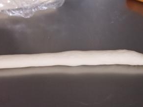 稍微擀长，依次做好剩余的四个