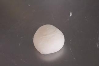 松弛好的面团再次排气