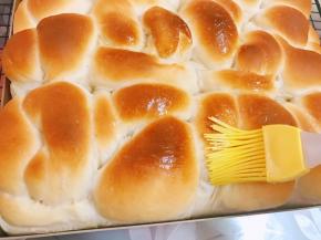 出炉趁热刷一层玉米油或者融化的黄油