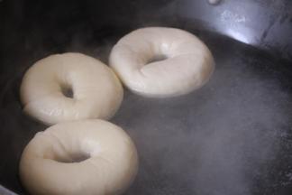 将贝果放入锅中，每面煮30秒即可