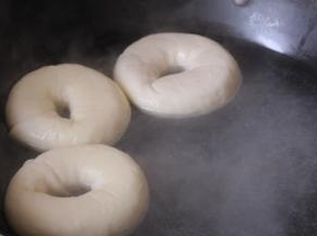 将贝果放入锅中，每面煮30秒即可