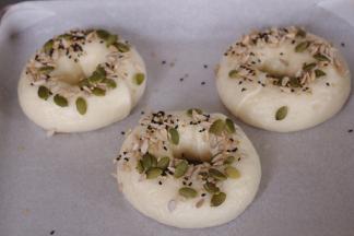 放入烤盘，撒上坚果