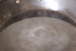 锅中有小气泡冒出的时候即可