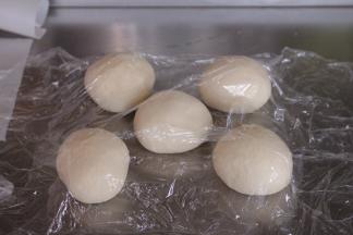 揉好的面团等分5份，揉圆松弛15分钟