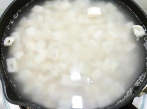 莲藕里放入锅里加入清水