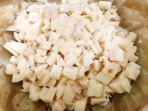 莲藕丁沥干水份倒入盆里