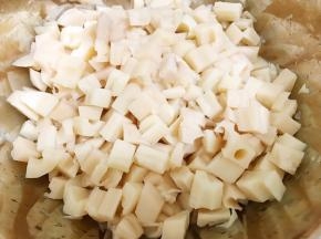 莲藕丁沥干水份倒入盆里