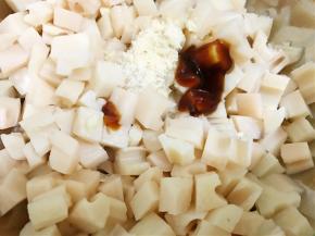 加入盐，糖，鸡粉，蚝油