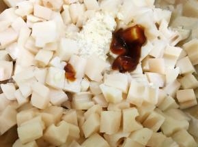 加入盐，糖，鸡粉，蚝油