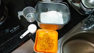 南瓜蒸熟后打成泥后称重准备好