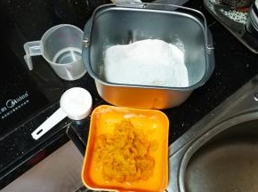 南瓜蒸熟后打成泥后称重准备好