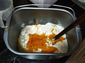 除黄油、酵母外，全部放入面包桶里