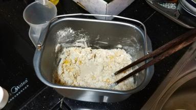 搅拌均匀，放入酵母拌均匀