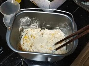 搅拌均匀，放入酵母拌均匀