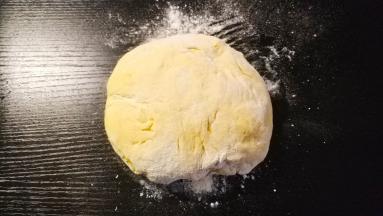 放入面包机里按发面团功能，工作到半小时候开盖放入黄油搅拌，盖上盖子到发面团全部完成。发至两倍大后拿出排气。