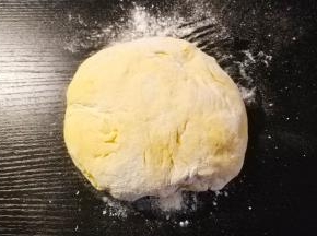 放入面包机里按发面团功能，工作到半小时候开盖放入黄油搅拌，盖上盖子到发面团全部完成。发至两倍大后拿出排气。