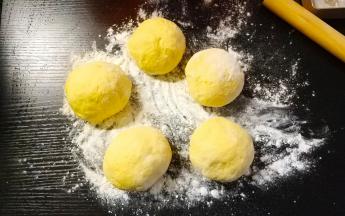 平均分成五份，滚圆之后盖上保鲜膜松弛15分钟