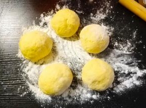 平均分成五份，滚圆之后盖上保鲜膜松弛15分钟