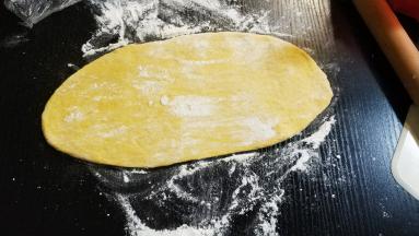 取一小面团擀成椭圆形