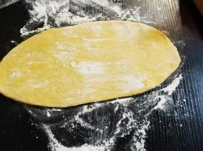 取一小面团擀成椭圆形