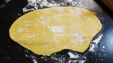 然后其中一面再擀薄一些，便于捲起来贴合得更紧密