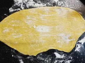 然后其中一面再擀薄一些，便于捲起来贴合得更紧密