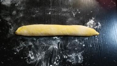 好的一边从上至下卷起来，两边收口捏紧搓成锥形。