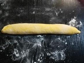 好的一边从上至下卷起来，两边收口捏紧搓成锥形。