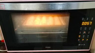 放入烤箱发酵功能40度1小时