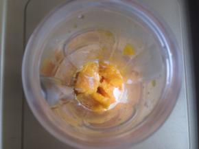 芒果肉切成小块放入料理杯中，倒入牛奶，搅打十来秒左右，成芒果泥