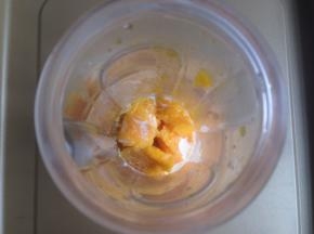 芒果肉切成小块放入料理杯中，倒入牛奶，搅打十来秒左右，成芒果泥